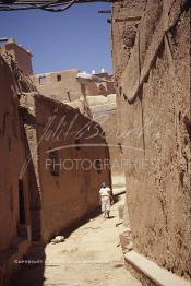 Image du Maroc Professionnelle de  Une femme berbère traverse une des rues à l'intérieur de l'ancienne Kasbah de Ouarzazate  Vendredi 22 Août 1997. (Photo / Abdeljalil Bounhar)